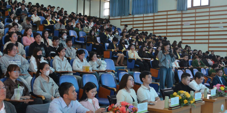 Hơn 500 sinh viên Trường Đại học Đà Lạt tham dự chương trình ABAII Unitour 2025 với chủ đề “Kỷ nguyên tài sản số - Xu hướng và động lực cho tương lai”.