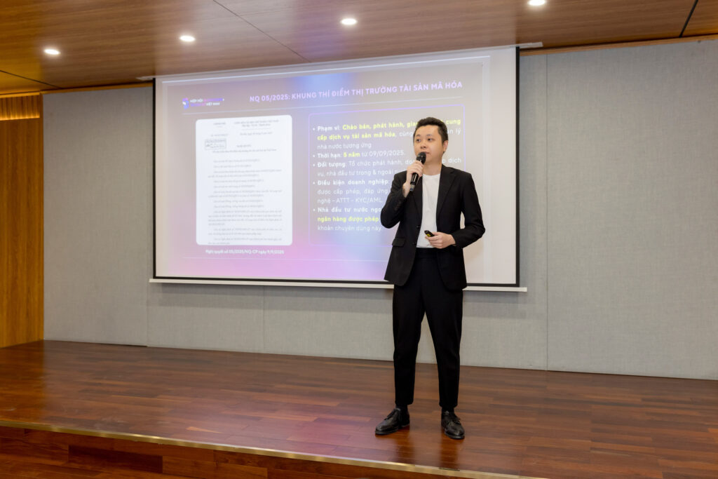 Ông Trần Huyền Dinh, Chủ nhiệm Ủy ban Ứng dụng Fintech (VBA), chia sẻ về RWA tại hội thảo.