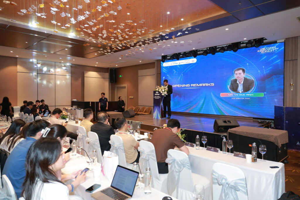 Ông Võ Đức Anh, Phó Giám đốc Trung tâm Hỗ trợ Khởi nghiệp Đổi mới sáng tạo Đà Nẵng, phát biểu về vai trò của sandbox và hợp tác công - tư trong phát triển hệ sinh thái tài chính số.