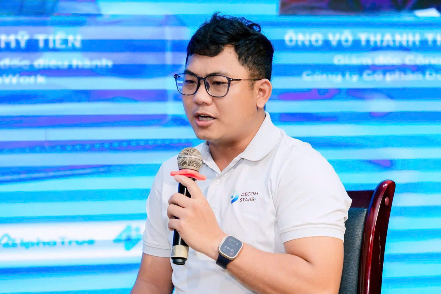 Ông Võ Thanh Thiên Toán, Giám đốc Công nghệ Công ty Cổ phần Decom Stars, chia sẻ về hai công nghệ VERA và SIFAI được phát triển cho nền tảng AI Tra Cứu Luật Pro.