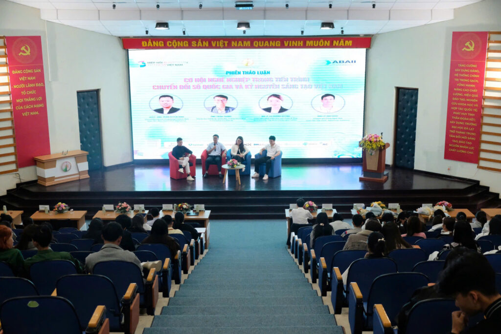 Sinh viên Trường Đại học Đà Lạt trao đổi sôi nổi cùng các chuyên gia tại phiên thảo luận “Cơ hội nghề nghiệp trong tiến trình chuyển đổi số quốc gia và kỷ nguyên sáng tạo Việt Nam”.