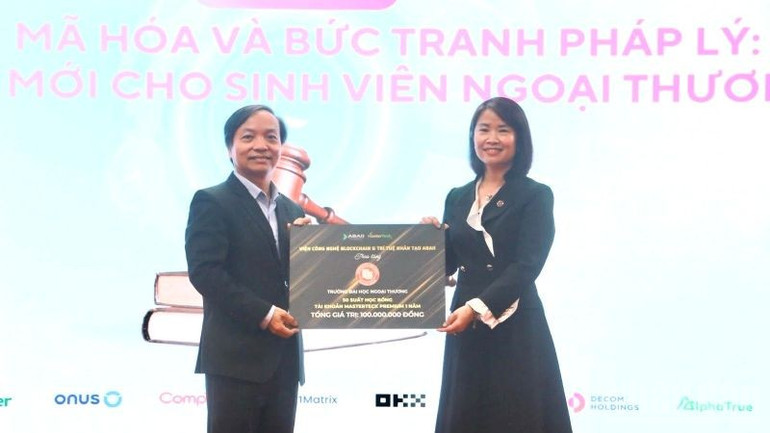 Phó Giáo sư, Tiến sĩ Vũ Thị Hiền, Phó Hiệu trưởng Trường Đại học Ngoại thương nhận 50 suất học bổng MasterTeck từ Viện ABAII. ndo_br_vbant1.jpg