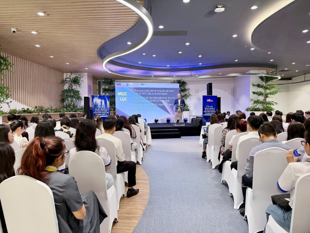 Toàn cảnh hội thảo “Thu hút vốn đầu tư để TPHCM xây dựng thành công Trung tâm tài chính quốc tế” do Báo Tiền Phong tổ chức tại TPHCM.