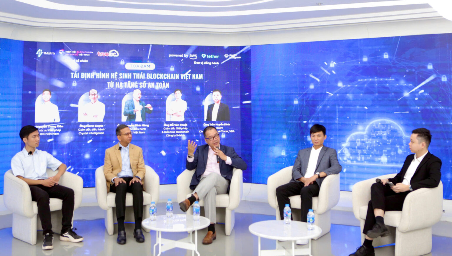 (Từ trái qua phải) Ông Nguyễn Trung Kiên (True IDC Việt Nam), ông Navin Gupta (Crystal Intelligence), ông Nguyễn Đình Hùng (True IDC Việt Nam), ông Đỗ Văn Thuật (1Matrix) và ông Trần Huyền Dinh (VBA) tham gia thảo luận về chủ đề “Tái định hình hệ sinh thái Blockchain Việt Nam từ hạ tầng số an toàn”.
