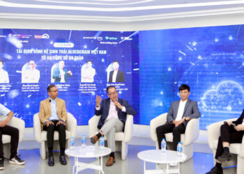 (Từ trái qua phải) Ông Nguyễn Trung Kiên (True IDC Việt Nam), ông Navin Gupta (Crystal Intelligence), ông Nguyễn Đình Hùng (True IDC Việt Nam), ông Đỗ Văn Thuật (1Matrix) và ông Trần Huyền Dinh (VBA) tham gia thảo luận về chủ đề “Tái định hình hệ sinh thái Blockchain Việt Nam từ hạ tầng số an toàn”.