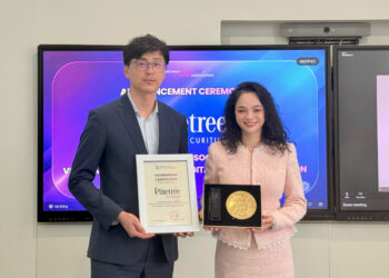 Bà Nguyễn Vân Hiền, Phó Chủ tịch kiêm Tổng Thư ký VBA, trao chứng nhận hội viên cho ông Shin Jae Yeol, Head of Planning & Management Division, Công ty Cổ phần Chứng khoán Pinetree.