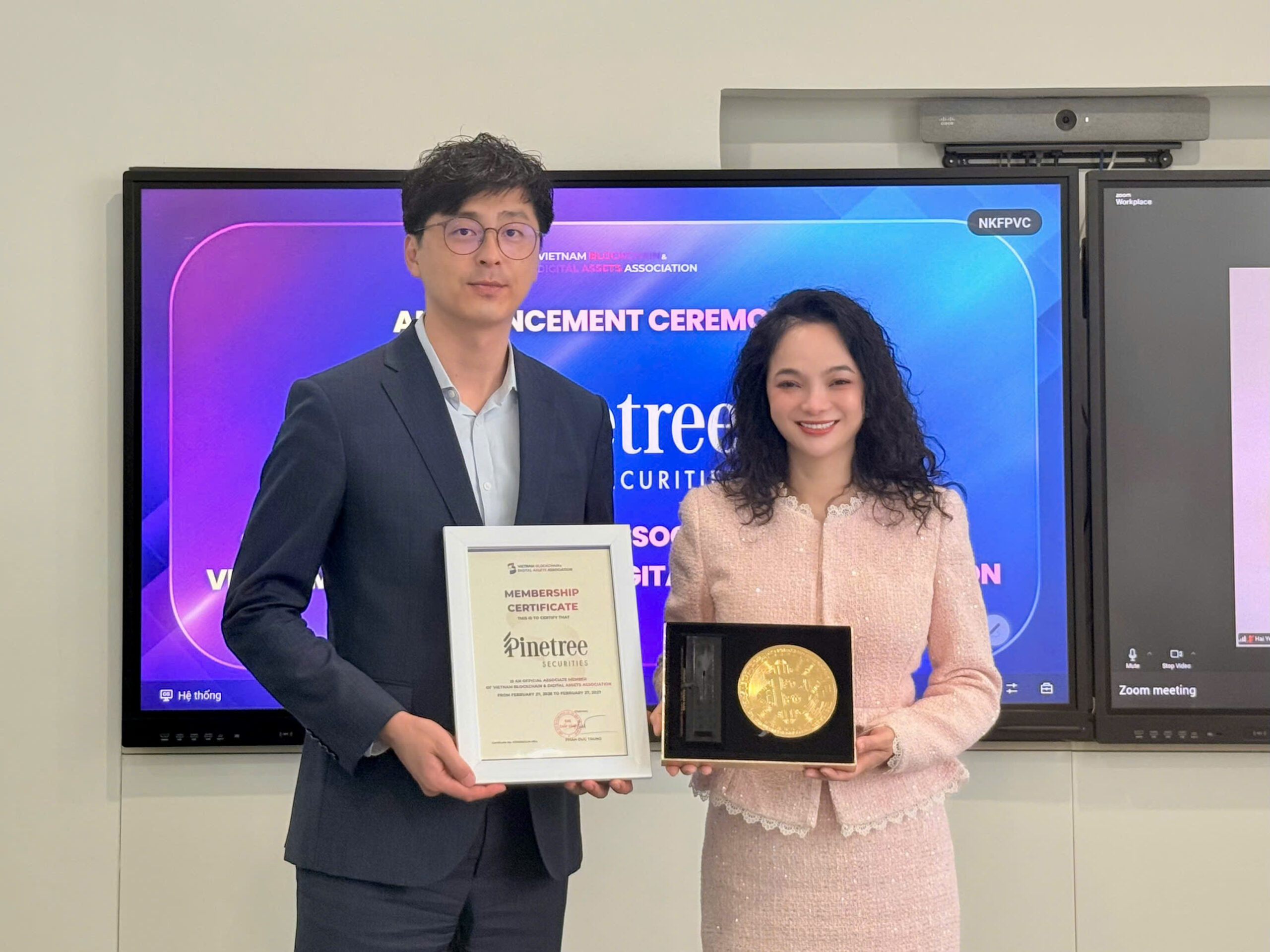 Bà Nguyễn Vân Hiền, Phó Chủ tịch kiêm Tổng Thư ký VBA, trao chứng nhận hội viên cho ông Shin Jae Yeol, Head of Planning & Management Division, Công ty Cổ phần Chứng khoán Pinetree.