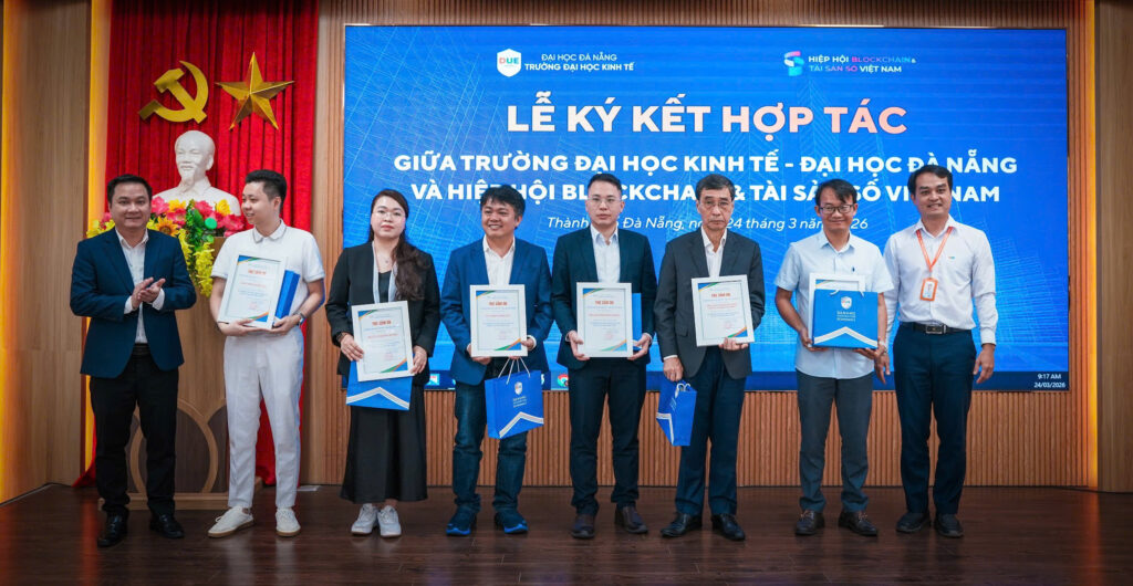 Đại diện Trường Đại học Kinh tế - Đại học Đà nẵng trao thư cảm ơn cho các diễn giả tại Hội thảo.