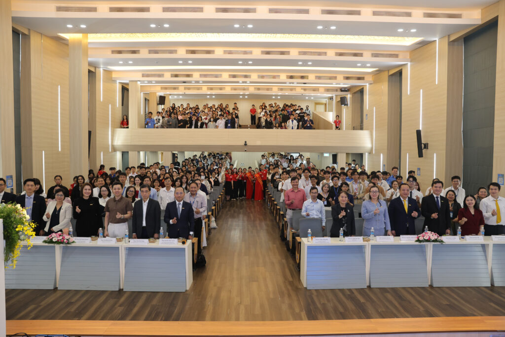 Toàn cảnh chương trình với sự tham dự của hơn 500 sinh viên, giảng viên và chuyên gia, tập trung thảo luận về nhân lực và xu hướng phát triển của tài chính số.