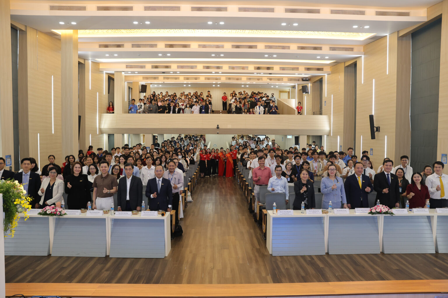 Toàn cảnh chương trình với sự tham dự của hơn 500 sinh viên, giảng viên và chuyên gia, tập trung thảo luận về nhân lực và xu hướng phát triển của tài chính số.