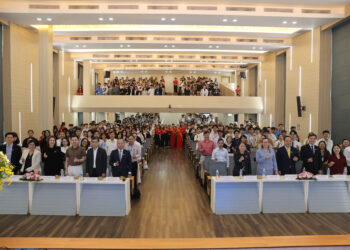 Toàn cảnh chương trình với sự tham dự của hơn 500 sinh viên, giảng viên và chuyên gia, tập trung thảo luận về nhân lực và xu hướng phát triển của tài chính số.