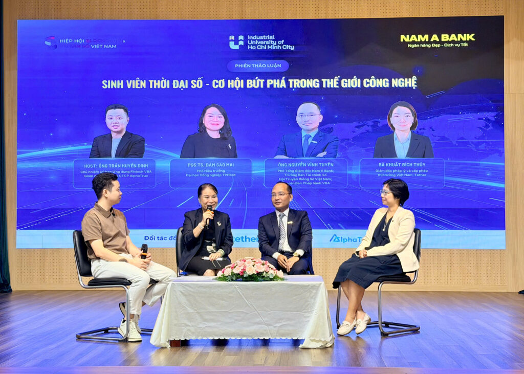 Phiên thảo luận về cơ hội và yêu cầu nguồn nhân lực trong kỷ nguyên tài chính số, với sự tham gia của đại diện nhà trường, ngân hàng và doanh nghiệp công nghệ.