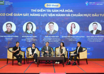 (Từ trái sang phải) Ông Nguyễn Lê Thành (Verichains), bà Đoàn Mai Hạnh (TCEX), ông Tô Trần Hòa (UBCKNN), bà Nguyễn Ngọc Sơn Quỳnh (MEXC Việt Nam) và ông Trần Huyền Dinh (VBA) trao đổi về việc thí điểm sàn giao dịch tài sản mã hóa.