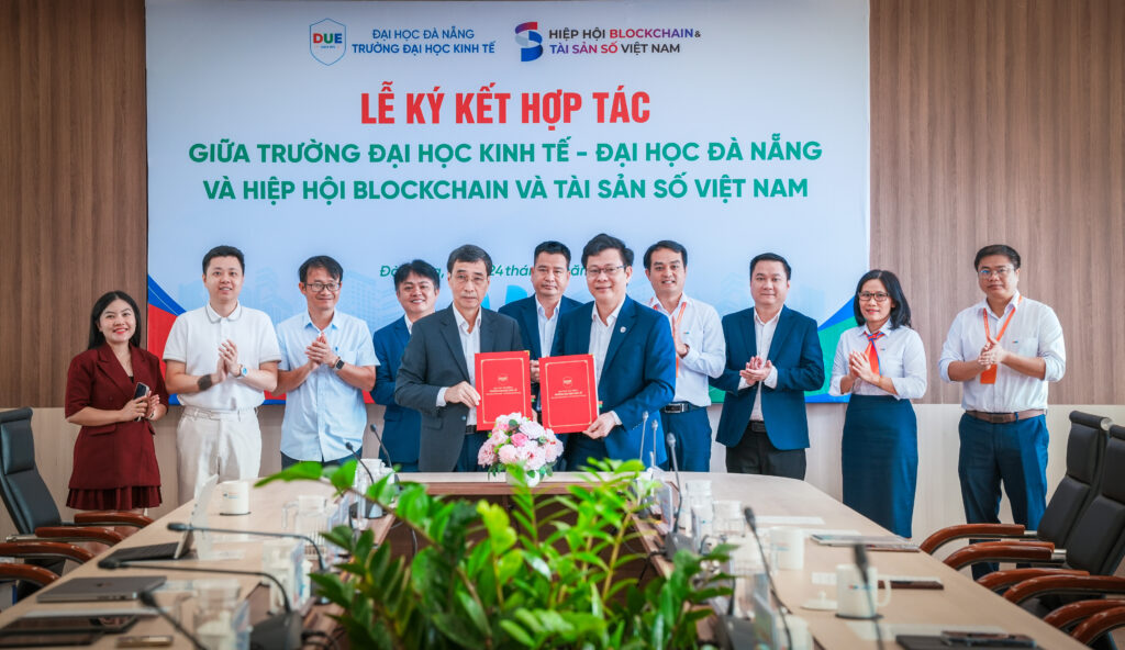 Ông Trần Việt Hùng, Cố vấn Cấp cao VBA và GS. TS. Lê Văn Huy - Hiệu trưởng Trường Đại học Kinh tế – Đại học Đà Nẵng đại diện hai bên ký kết biên bản ghi nhớ hợp tác.