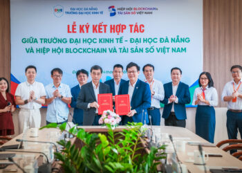 Ông Trần Việt Hùng, Cố vấn Cấp cao VBA và GS. TS. Lê Văn Huy - Hiệu trưởng Trường Đại học Kinh tế – Đại học Đà Nẵng đại diện hai bên ký kết biên bản ghi nhớ hợp tác.