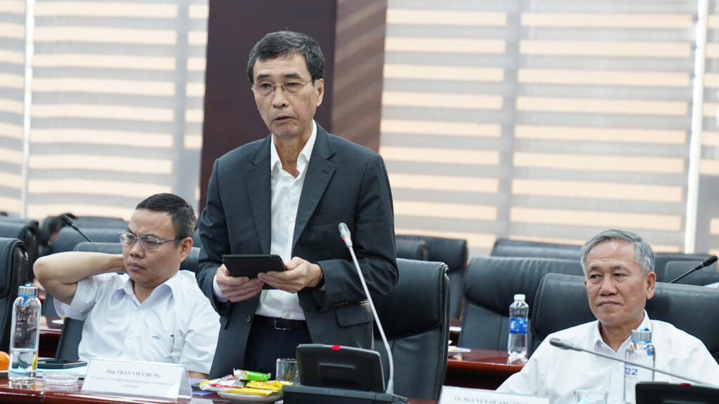 Ông Trần Việt Hùng trao đổi về yêu cầu triển khai đề án theo lộ trình phù hợp với thực tiễn.