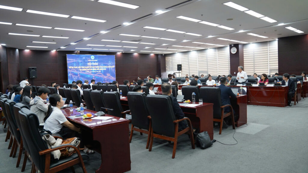 Toàn cảnh hội thảo “Thúc đẩy ứng dụng và phát triển công nghệ blockchain tại TP. Đà Nẵng đến năm 2030” quy tụ đại diện cơ quan quản lý, chuyên gia và doanh nghiệp thảo luận về định hướng xây dựng hạ tầng blockchain cho đô thị.