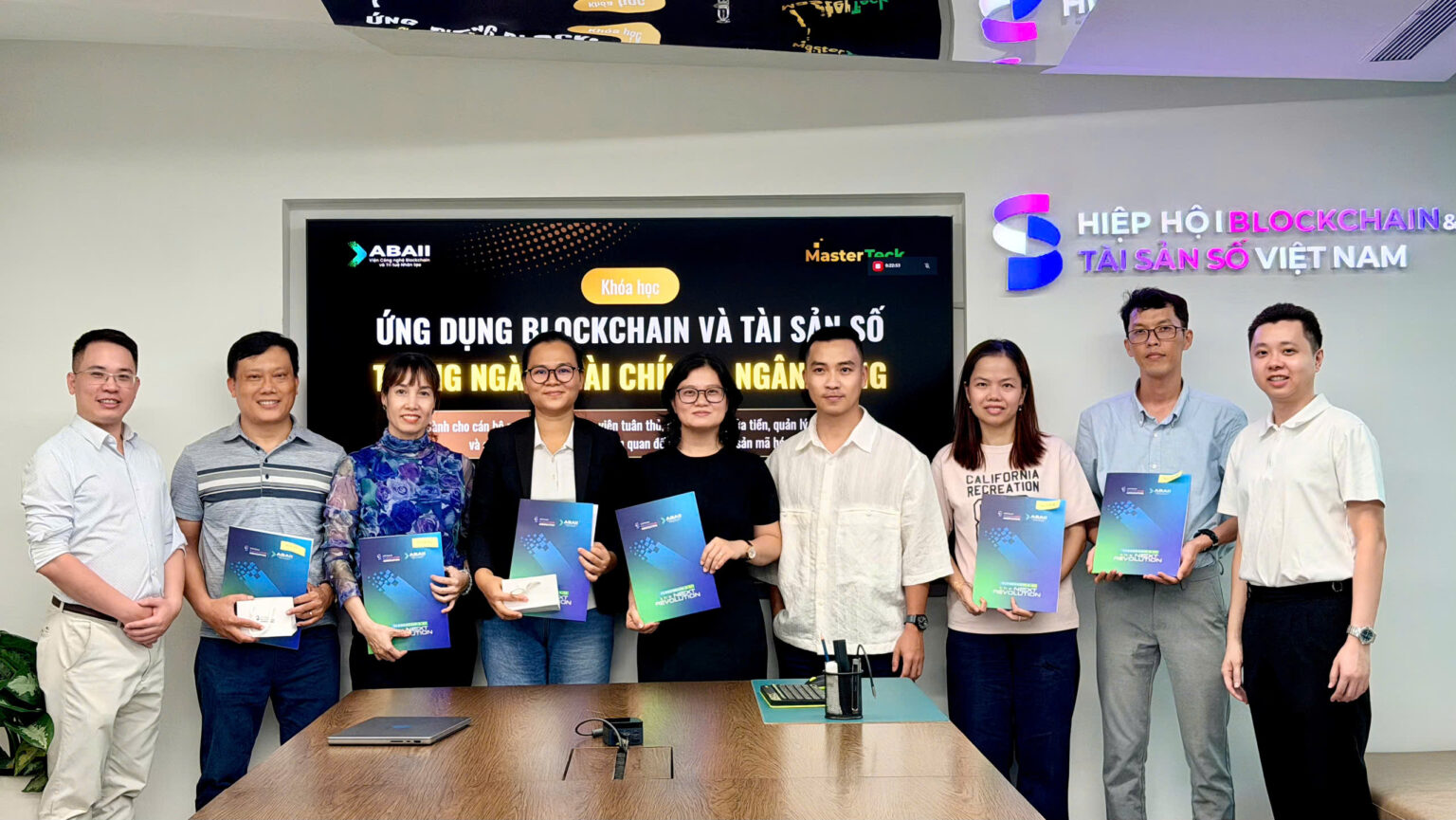 Học viên tham gia khóa “Ứng dụng Blockchain và Tài sản số trong ngành Tài chính - Ngân hàng” nhận chứng nhận hoàn thành chương trình.