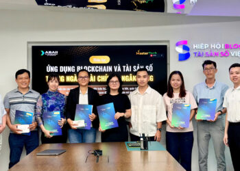 Học viên tham gia khóa “Ứng dụng Blockchain và Tài sản số trong ngành Tài chính - Ngân hàng” nhận chứng nhận hoàn thành chương trình.