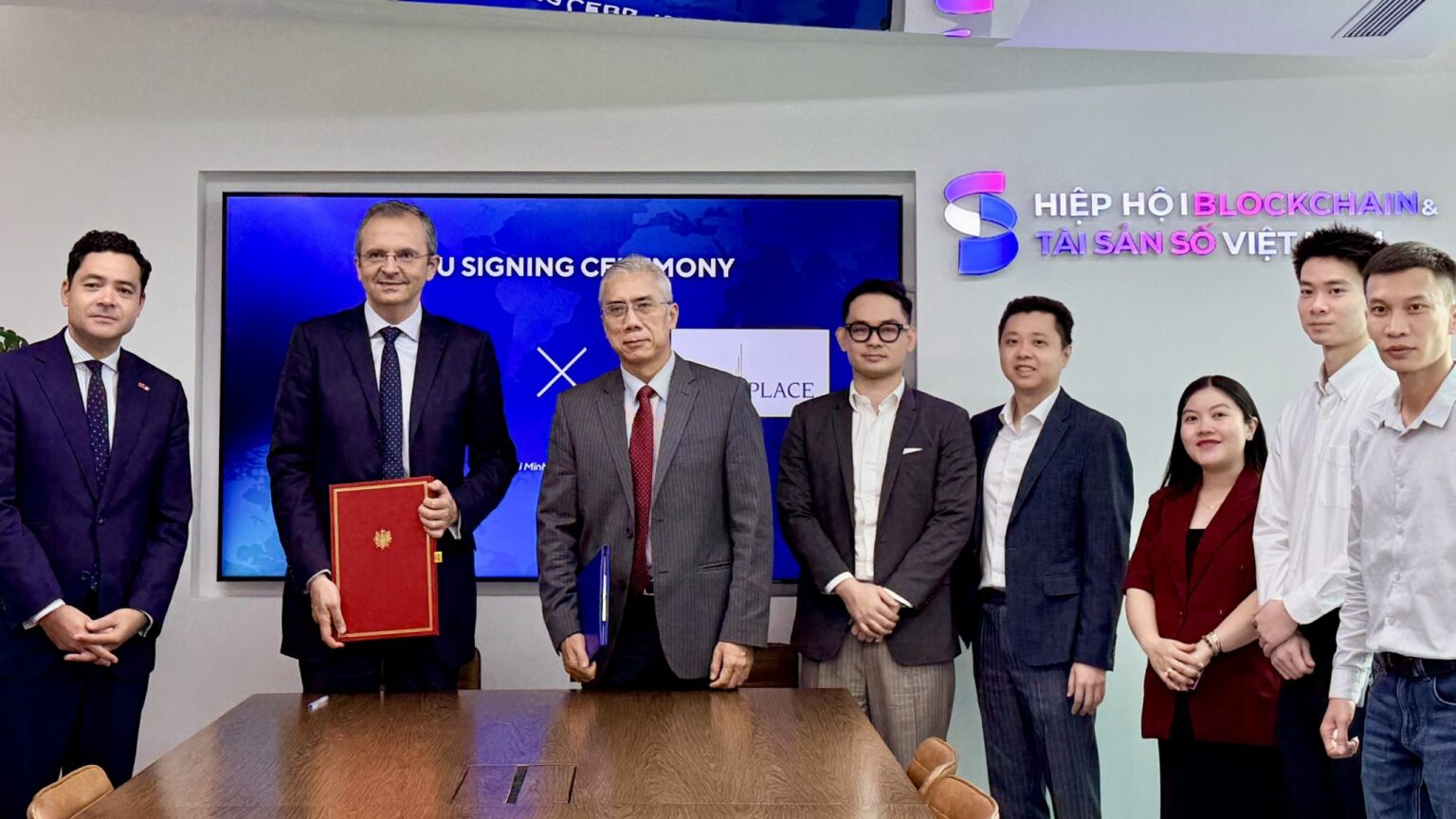 Luật sư Phùng Anh Tuấn, Ủy viên Ban Chấp hành VBA và ông Olivier Vigna, Tổng Giám đốc Paris EUROPLACE thực hiện ký kết Biên bản ghi nhớ hợp tác giữa hai bên trong lĩnh vực blockchain, fintech và tài sản số.