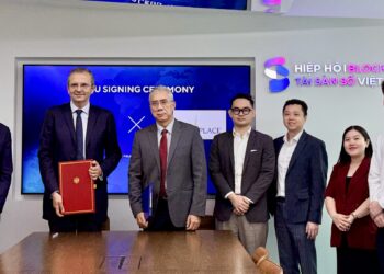 Luật sư Phùng Anh Tuấn, Ủy viên Ban Chấp hành VBA và ông Olivier Vigna, Tổng Giám đốc Paris EUROPLACE thực hiện ký kết Biên bản ghi nhớ hợp tác giữa hai bên trong lĩnh vực blockchain, fintech và tài sản số.