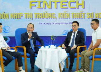 Phiên thảo luận “Fintech, AI và bản đồ sự nghiệp trong kỷ nguyên tài chính số” thu hút sự quan tâm của đông đảo sinh viên tham dự chương trình.