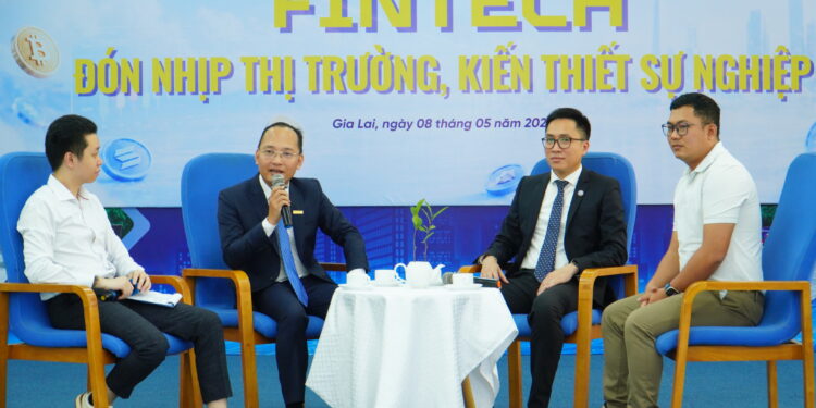 Phiên thảo luận “Fintech, AI và bản đồ sự nghiệp trong kỷ nguyên tài chính số” thu hút sự quan tâm của đông đảo sinh viên tham dự chương trình.