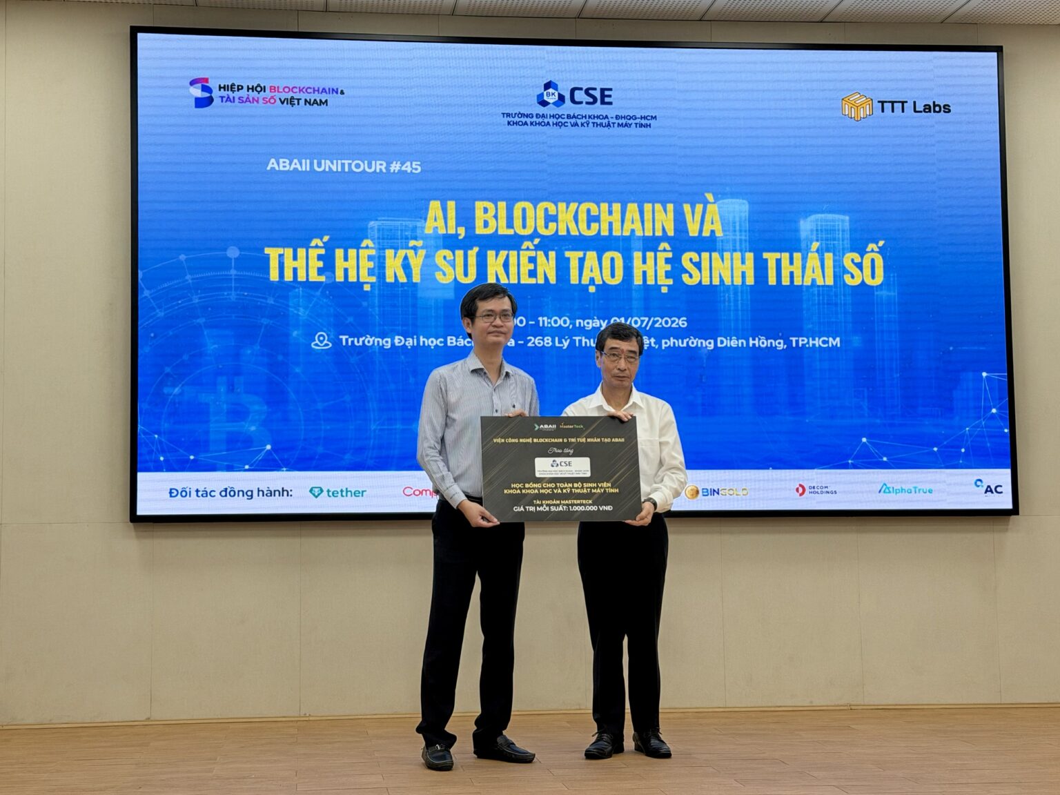 Ông Trần Việt Hùng đại diện VBA và Viện ABAII trao học bổng MasterTeck tới đại diện khoa Khoa học và Kỹ thuật Máy tính, HCMUT.