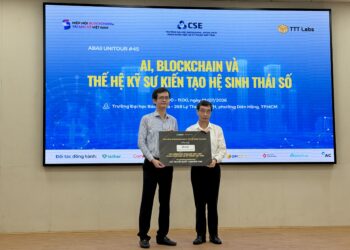Ông Trần Việt Hùng đại diện VBA và Viện ABAII trao học bổng MasterTeck tới đại diện khoa Khoa học và Kỹ thuật Máy tính, HCMUT.
