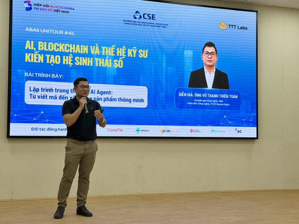 Ông Võ Thanh Thiên Toán, chia sẻ về sự chuyển dịch của nghề lập trình trong thời đại AI Agent, từ viết mã sang xây dựng sản phẩm thông minh.