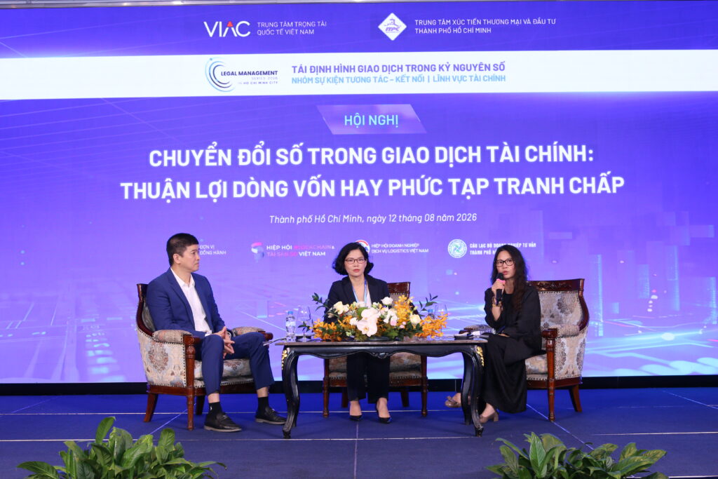 Các chuyên gia trao đổi tại phiên thảo luận về tác động của chuyển đổi số đối với giao dịch tài chính và cơ chế giải quyết tranh chấp.