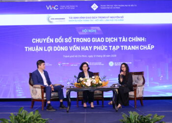 Các chuyên gia trao đổi tại phiên thảo luận về tác động của chuyển đổi số đối với giao dịch tài chính và cơ chế giải quyết tranh chấp.