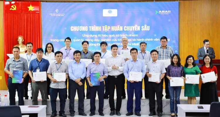 Ông Phan Đức Trung trao chứng nhận hoàn thành chương trình tập huấn cho lãnh đạo Trường Đại học Luật TP.HCM.