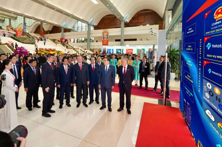 1. Tổng Bí thư Tô Lâm thăm khu vực trưng bày và nghe ông Phan Đức Trung chia sẻ về Mạng Dịch vụ Đa chuỗi Blockchain Việt Nam (VBSN)