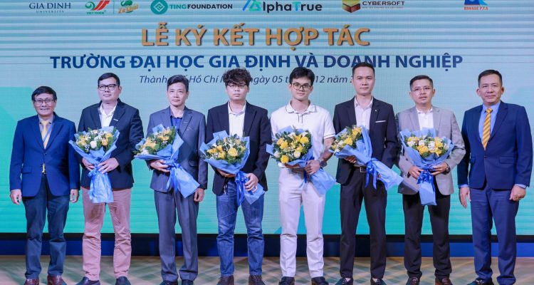 Các diễn giả và doanh nghiệp nhận hoa và thư cảm ơn từ Trường Đại học Gia Định