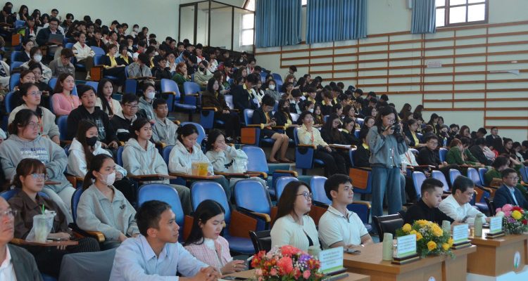 Hơn 500 sinh viên Trường Đại học Đà Lạt tham dự chương trình ABAII Unitour 2025 với chủ đề “Kỷ nguyên tài sản số - Xu hướng và động lực cho tương lai”.