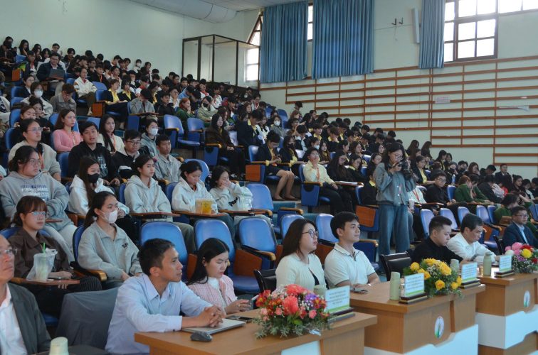 Hơn 500 sinh viên Trường Đại học Đà Lạt tham dự chương trình ABAII Unitour 2025 với chủ đề “Kỷ nguyên tài sản số - Xu hướng và động lực cho tương lai”.