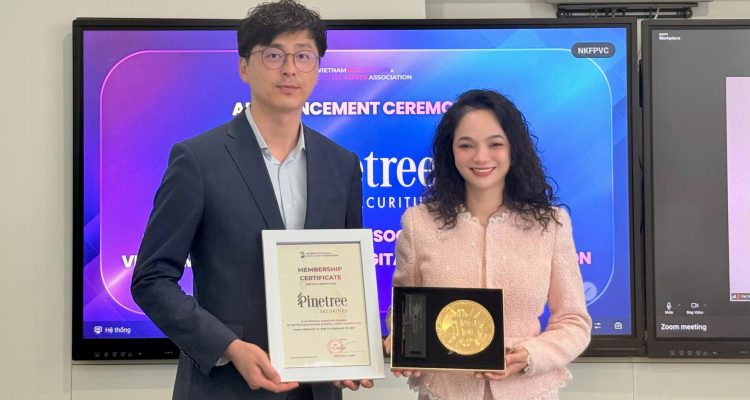 Bà Nguyễn Vân Hiền, Phó Chủ tịch kiêm Tổng Thư ký VBA, trao chứng nhận hội viên cho ông Shin Jae Yeol, Head of Planning & Management Division, Công ty Cổ phần Chứng khoán Pinetree.