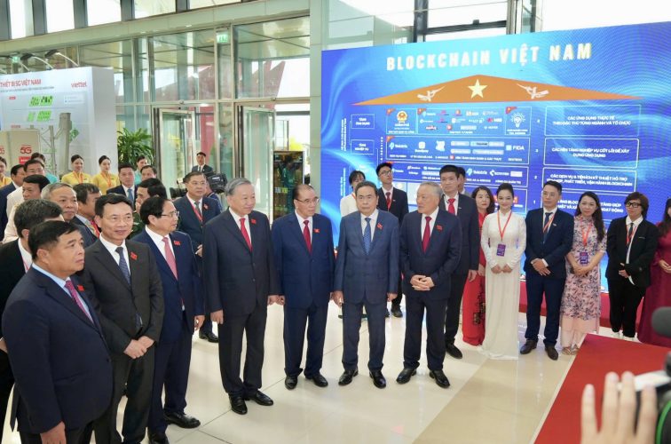 Các đại biểu tham quan khu vực trưng bày Mạng Dịch vụ Đa chuỗi Blockchain Việt Nam (VBSN).