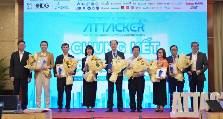 Thành viên hội đồng giám khảo nhận hoa và thư cảm ơn từ Trường Đại học Kinh tế - Luật.