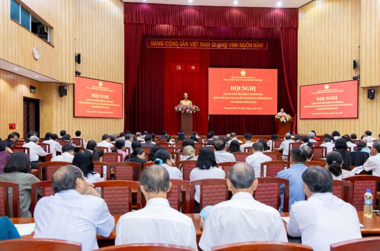 Toàn cảnh hội nghị tập huấn chuyên môn, nghiệp vụ cho thẩm phán, thẩm tra viên, thư ký, hòa giải viên Tòa án nhân dân TPHCM.