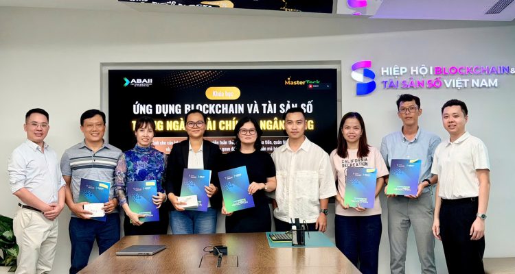 Học viên tham gia khóa “Ứng dụng Blockchain và Tài sản số trong ngành Tài chính - Ngân hàng” nhận chứng nhận hoàn thành chương trình.