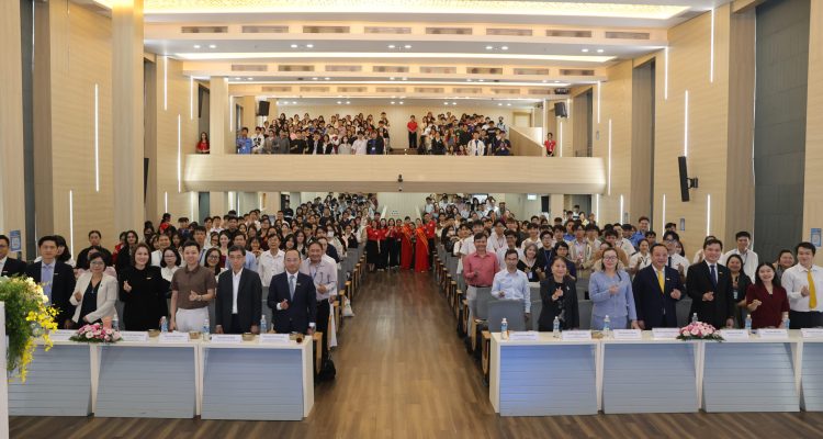 Toàn cảnh chương trình với sự tham dự của hơn 500 sinh viên, giảng viên và chuyên gia, tập trung thảo luận về nhân lực và xu hướng phát triển của tài chính số.