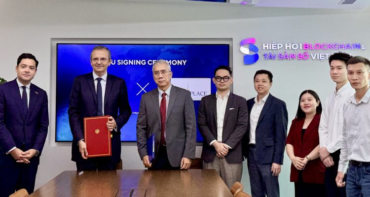 Luật sư Phùng Anh Tuấn, Ủy viên Ban Chấp hành VBA và ông Olivier Vigna, Tổng Giám đốc Paris EUROPLACE thực hiện ký kết Biên bản ghi nhớ hợp tác giữa hai bên trong lĩnh vực blockchain, fintech và tài sản số.