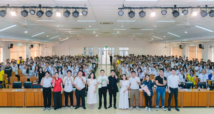 Toàn cảnh hơn 500 sinh viên, giảng viên và chuyên gia tham dự chương tr