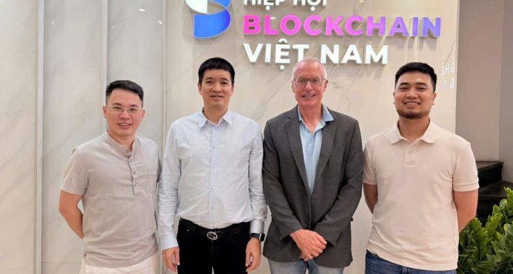 Ông Matthew White (thứ hai từ phải sang), Giám đốc Điều hành ONUS, trong buổi làm việc tại Văn phòng Hiệp hội Blockchain Việt Nam.
