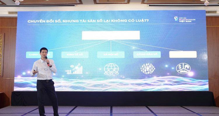 Ông Phan Đức Trung, Chủ tịch Hiệp hội Blockchain Việt Nam trình bày bài tham luận Tài sản số - Điểm nhấn của luật cncns