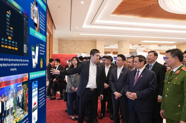 Ông Phan Đức Trung trình bày với Thủ tướng Phạm Minh Chính và các lãnh đạo Nhà nước về các kết quả mới nhất của Mạng Dịch vụ Đa chuỗi Blockchain Việt Nam (VBSN) (1)