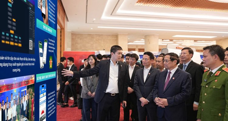 Ông Phan Đức Trung trình bày với Thủ tướng Phạm Minh Chính và các lãnh đạo Nhà nước về các kết quả mới nhất của Mạng Dịch vụ Đa chuỗi Blockchain Việt Nam (VBSN) (1)