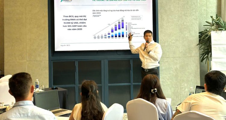 Ông Phan Đức Trung, Chủ tịch Hiệp hội Blockchain Việt Nam, Viện trưởng Viện ABAII, chia sẻ về cơ chế quản lý tài sản mã hóa tại khóa học ở TP.HCM.